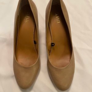 A.N.A. A New Approach Tan Leather Wedge Heel Closed Toe Shoes Women Size 9 M